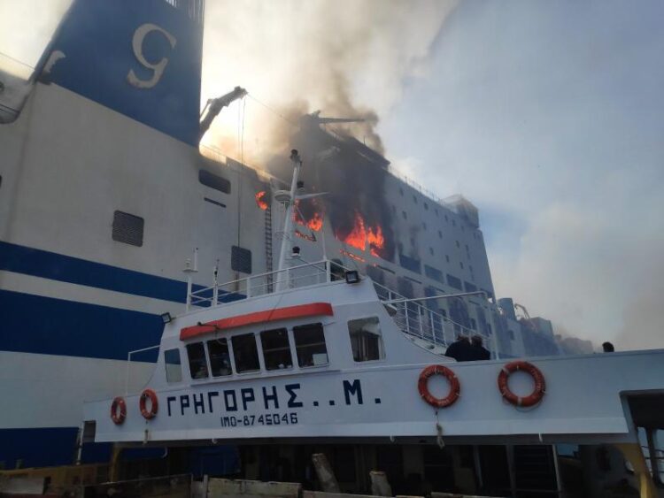 Κι όμως: Επιβάτης διασώθηκε από δύο πλοία που είχαν πάρει φωτιά