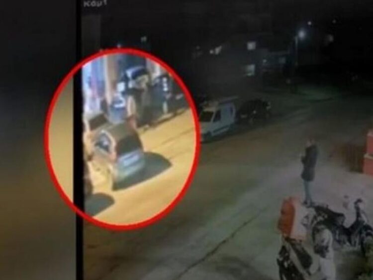 Χαλκίδα: Καρέ – καρέ η επίθεση χούλιγκαν με σφυρί σε 40χρονο μπροστά στην ανήλικη κόρη του