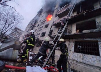 Πόλεμος στην Ουκρανία: Βομβαρδίστηκε πολυκατοικία στο Κίεβο – Δύο νεκροί και τρεις τραυματίες