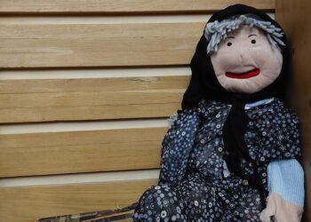 Σχολεία Καλαμαριάς: Η «γιαγιά Καλλιόπη» μαθαίνει Μικρασιάτικα παιχνίδια στα παιδιά