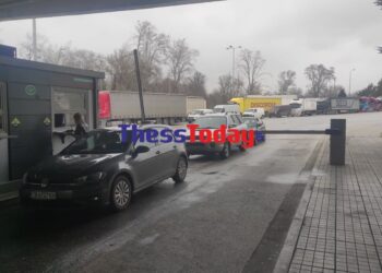 Πόλεμος στην Ουκρανία: Εκτοπισμένοι βρίσκουν καταφύγιο στην Ελλάδα-Τουλάχιστον 450 ΙΧ και 900 άτομα διέσχισαν τον Προμαχώνα