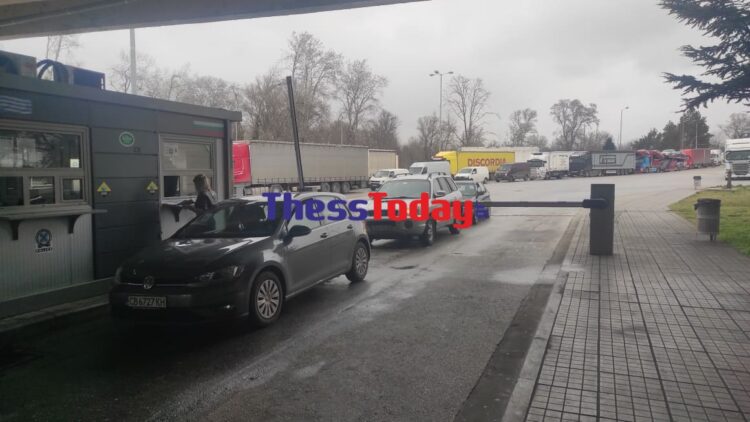 Πόλεμος στην Ουκρανία: Εκτοπισμένοι βρίσκουν καταφύγιο στην Ελλάδα-Τουλάχιστον 450 ΙΧ και 900 άτομα διέσχισαν τον Προμαχώνα