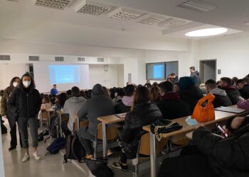 κ. Κεραμέως ακούς; Ένας καθηγητής για 120 φοιτητές μέσα σε αίθουσες στις οποίες βρίσκεται ο ένας πάνω στον άλλο!