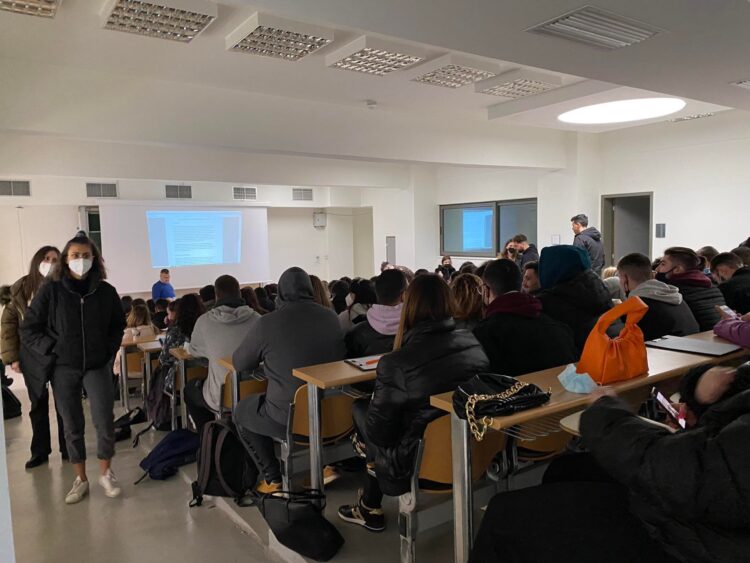 κ. Κεραμέως ακούς; Ένας καθηγητής για 120 φοιτητές μέσα σε αίθουσες στις οποίες βρίσκεται ο ένας πάνω στον άλλο!