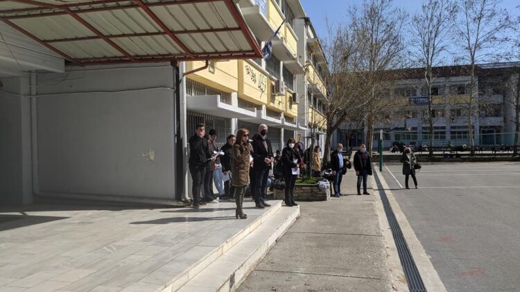 «Θέλουμε ειρήνη για να κερδίσουμε τη ζωή μας»: «Όχι» στον πόλεμο στην Ουκρανία λένε οι μαθητές του 2ου ΓΕΛ Λάρισας