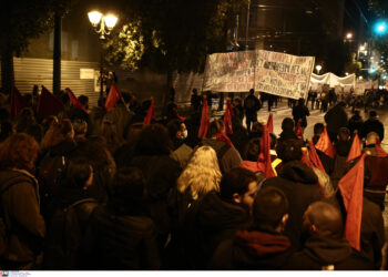 Πόλεμος στην Ουκρανία: Σε εξέλιξη αντιπολεμικό συλλαλητήριο στο κέντρο της Αθήνας