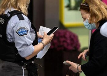 Πιστοποιητικό εμβολιασμού: Οι διαφωνίες για την κατάργησή του και το plan b