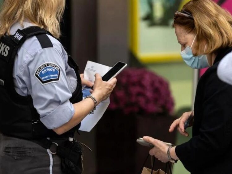 Πιστοποιητικό εμβολιασμού: Οι διαφωνίες για την κατάργησή του και το plan b