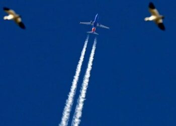 Πόλεμος Ουκρανία: Γιατί το κλείσιμο του ρωσικού εναέριου χώρου αναγκάζει τα επιβατικά αεροπλάνα να περνάνε πάνω από το Βόρειο Πόλο