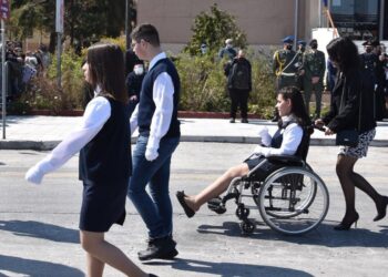 Παρέλαση: Σε καροτσάκι με χίλιες μύριες δυσκολίες, αλλά… περήφανη!