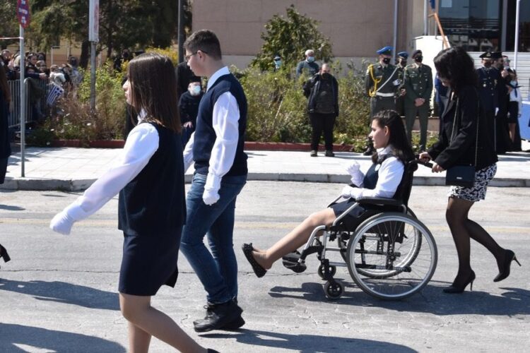 Παρέλαση: Σε καροτσάκι με χίλιες μύριες δυσκολίες, αλλά… περήφανη!