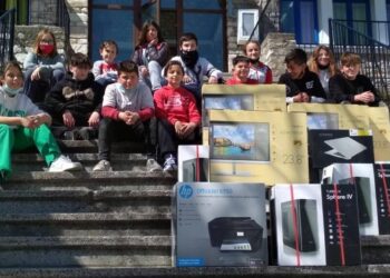 Θάσος: Το Μαξίμου έστειλε υπολογιστές, προτζέκτορες, βιβλία σε μαθητές Δημοτικού Σχολείου