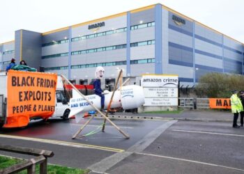 Τι δουλειά έχουν η Amazon και η Αμερικάνικη Πρεσβεία στα σχολεία;