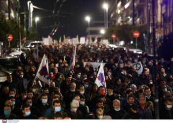 Πειραιάς: Πυρσοί απέναντι στο «Σάρλ Ντε Γκωλ» – Xιλιάδες διαδηλωτές στο αντιπολεμικό συλλαλητήριο