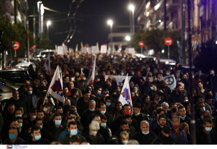 Πειραιάς: Πυρσοί απέναντι στο «Σάρλ Ντε Γκωλ» – Xιλιάδες διαδηλωτές στο αντιπολεμικό συλλαλητήριο