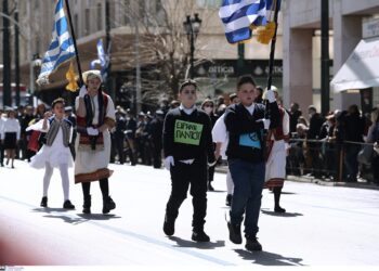 25η Μαρτίου – Μαθητική παρέλαση στο κέντρο της Αθήνας: «Όχι στον πόλεμο» λένε οι μαθητές (Φωτογραφίες)
