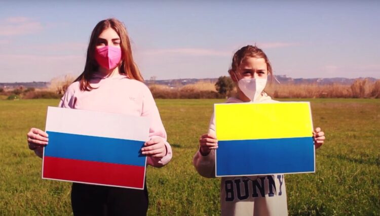 “Το όνειρό μας, η Ειρήνη”: Μαθήτριες και μαθητές από την Ηλεία στέλνουν μήνυμα της εκεχειρίας για τον πόλεμο στην Ουκρανία (video)