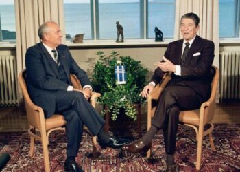 Μάικλ Ντάγκλας: Στον ρόλο του Ρόναλντ Ρίγκαν κατά τη συνάντηση με τον Γκορμπατσόφ μετά το Τσερνόμπιλ