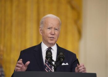 Μπάιντεν κατά Πούτιν: «Είναι δολοφόνος δικτάτορας. Σκέτος κακούργος»