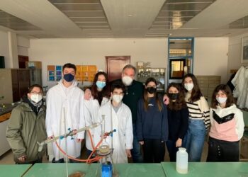 Θεσσαλονίκη: Μαθητές φτιάχνουν προϊόντα απολύμανσης από ξερές πευκοβελόνες (Photos)