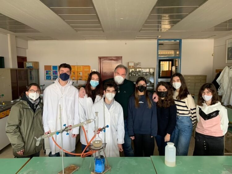 Θεσσαλονίκη: Μαθητές φτιάχνουν προϊόντα απολύμανσης από ξερές πευκοβελόνες (Photos)