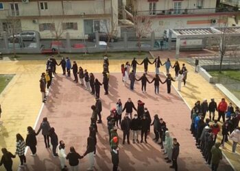 No war: Μαθητές στέλνουν το δικό τους αντιπολεμικό μήνυμα για την Ουκρανία