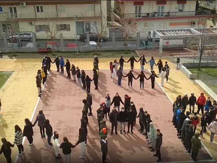 No war: Μαθητές στέλνουν το δικό τους αντιπολεμικό μήνυμα για την Ουκρανία