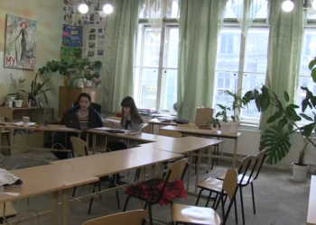 Ουκρανία – Λβιβ: Συνεχίζουν τα μαθήματα στο σχολείο εν μέσω πολέμου με τις σειρήνες να ηχούν