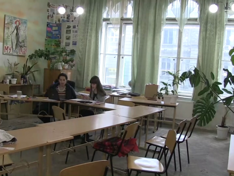 Ουκρανία – Λβιβ: Συνεχίζουν τα μαθήματα στο σχολείο εν μέσω πολέμου με τις σειρήνες να ηχούν