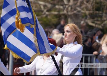 Τέλειωσε το Γυμνάσιο, έκανε τρία παιδιά και επέστρεψε σημαιοφόρος, με παραστάτρια την κόρη της! (φωτο, video)