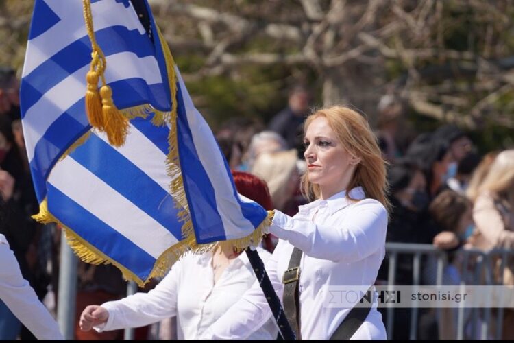 Τέλειωσε το Γυμνάσιο, έκανε τρία παιδιά και επέστρεψε σημαιοφόρος, με παραστάτρια την κόρη της! (φωτο, video)
