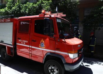 Φωτιά σε εγκαταλελειμμένο κτήριο στο κέντρο της Αθήνας – Έχει πέσει η οροφή