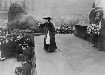Όταν οι γυναίκες είχαν ουρά… Σαν σήμερα οι Αγγλίδες Σουφραζέτες τα έκαναν γυαλιά καρφιά στο Λονδίνο διεκδικώντας δικαίωμα ψήφου