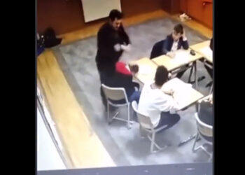 Δάσκαλος στην Κωνσταντινούπολη χτυπά μαθητές στο κεφάλι (video)