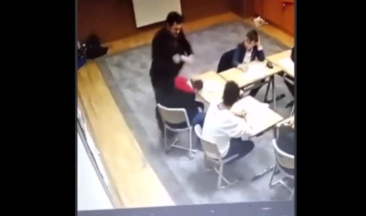 Δάσκαλος στην Κωνσταντινούπολη χτυπά μαθητές στο κεφάλι (video)