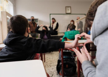 Κεραμέως: Η χώρα μας ανοίγει μία μεγάλη αγκαλιά για τους μαθητές από την Ουκρανία