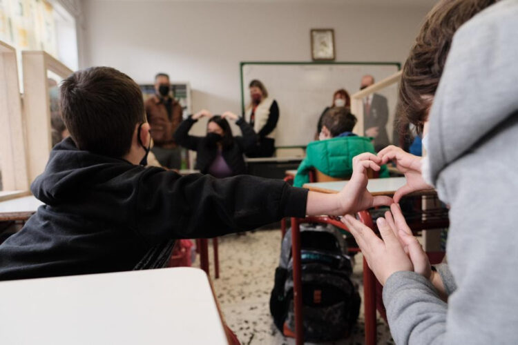 Κεραμέως: Η χώρα μας ανοίγει μία μεγάλη αγκαλιά για τους μαθητές από την Ουκρανία