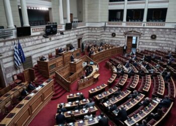 Βουλή: Τροπολογία για πλαφόν στις ανατιμήσεις σε καύσιμα και προϊόντα