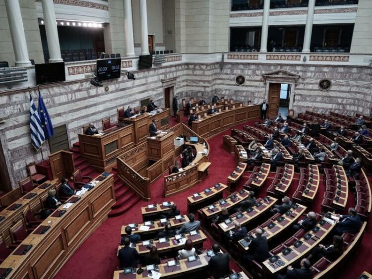 Βουλή: Τροπολογία για πλαφόν στις ανατιμήσεις σε καύσιμα και προϊόντα