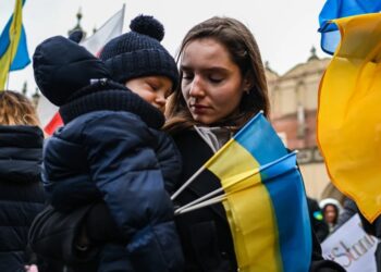 Πώς μπορούν να εξηγήσουν οι γονείς στα παιδιά τον πόλεμο στην Ουκρανία