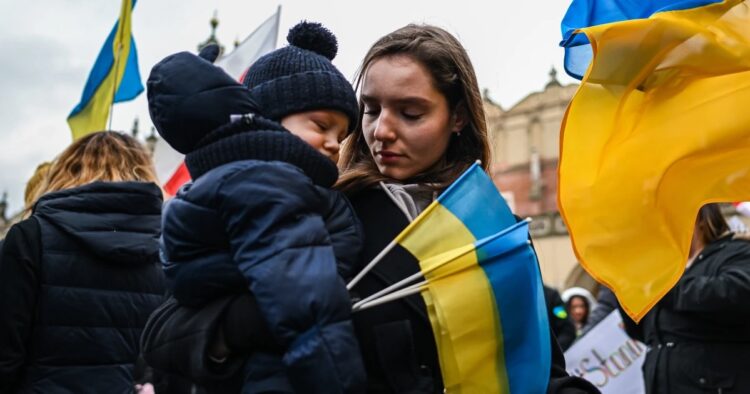 Πώς μπορούν να εξηγήσουν οι γονείς στα παιδιά τον πόλεμο στην Ουκρανία