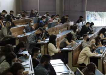 Κορυφώνεται η σύγκρουση για τα ψηφιακά συγγράμματα – «Όχι» από τους εκδότες στο υπ. Παιδείας