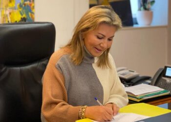 Η Ζ. Μακρή “οργώνει” σχολεία και υπηρεσίες για να αντιμετωπίσει με νομοθετήματα την “καθημερινότητα”