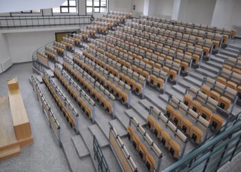 nomikh-sxolh-ekpa-amfitheatro