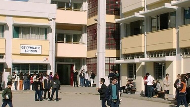 Καθηγήτρια χτύπησε 15χρονο μαθητή της και συνελήφθη από την αστυνομία!