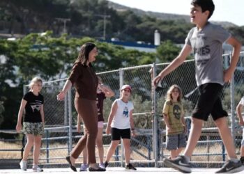 Η Κεραμέως στη Σύρο: Φωτογραφίες, παιχνίδια και χαμόγελα με μικρούς μαθητές – Τα ρομποτάκια – αγρότες και παιχνίδι στην αυλή