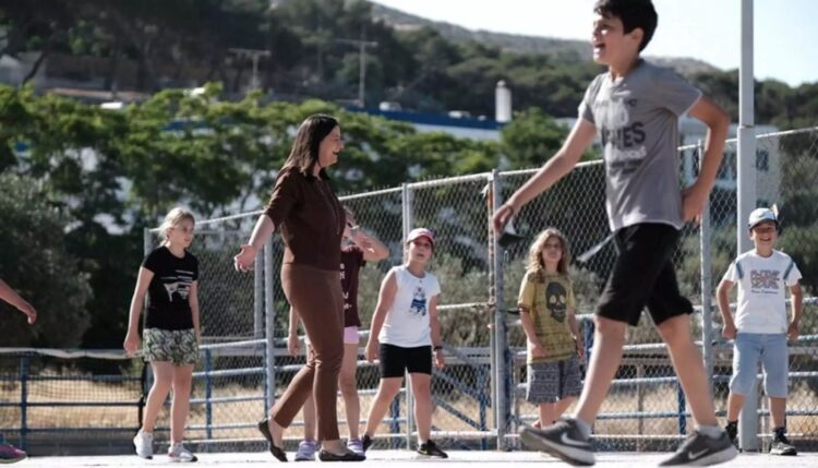 Η Κεραμέως στη Σύρο: Φωτογραφίες, παιχνίδια και χαμόγελα με μικρούς μαθητές – Τα ρομποτάκια – αγρότες και παιχνίδι στην αυλή