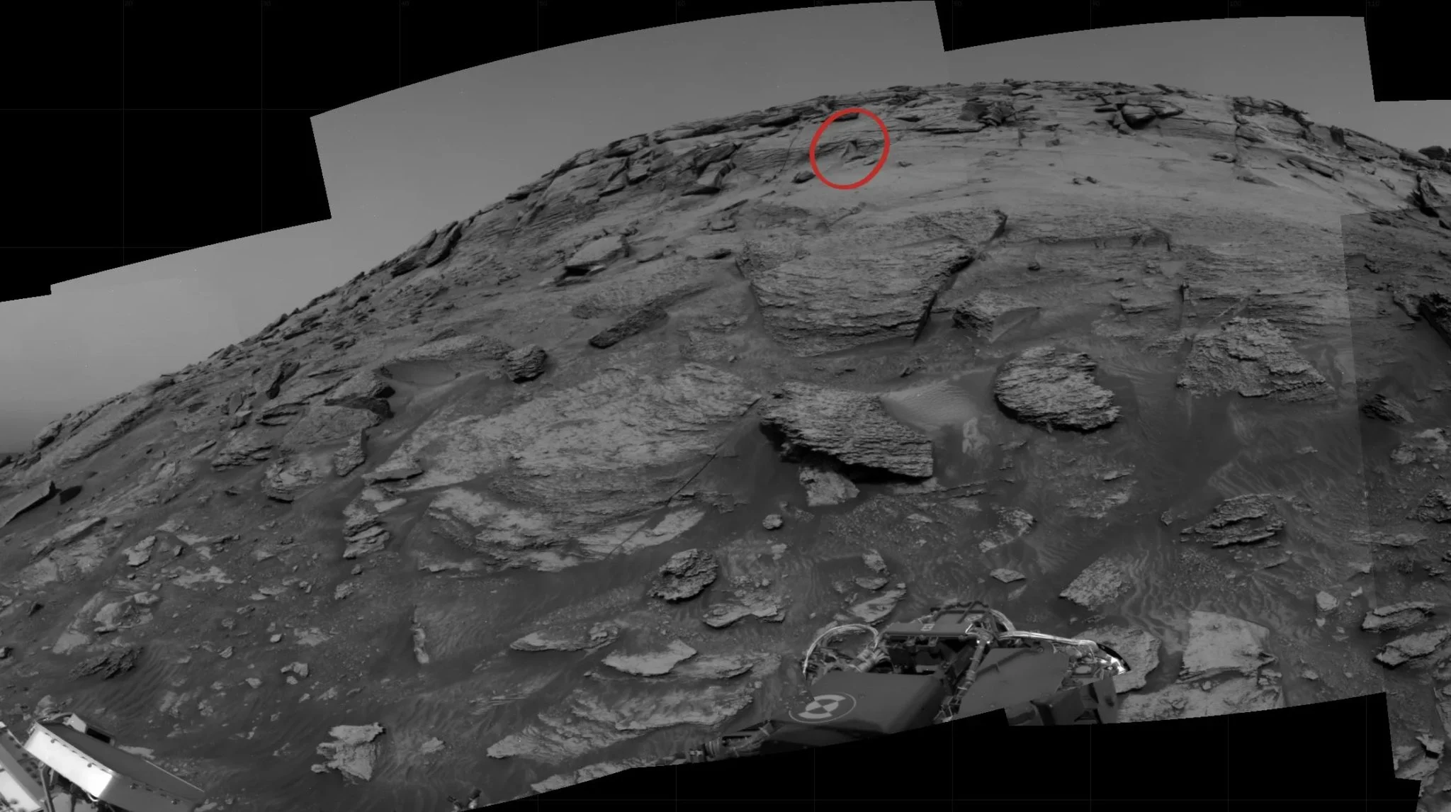 NASA: Φωτογραφία του Curiosity δείχνει μία… πόρτα σε βράχο του πλανήτη Άρη (φωτο, video)