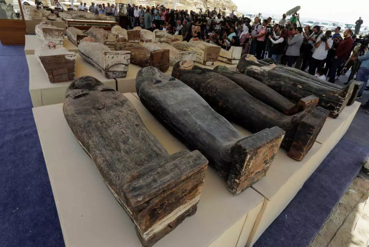 Αίγυπτος: Σπουδαία ανακάλυψη στη Σακάρα – Ήρθαν στο φως εκατοντάδες σαρκοφάγοι και αγάλματα θεών