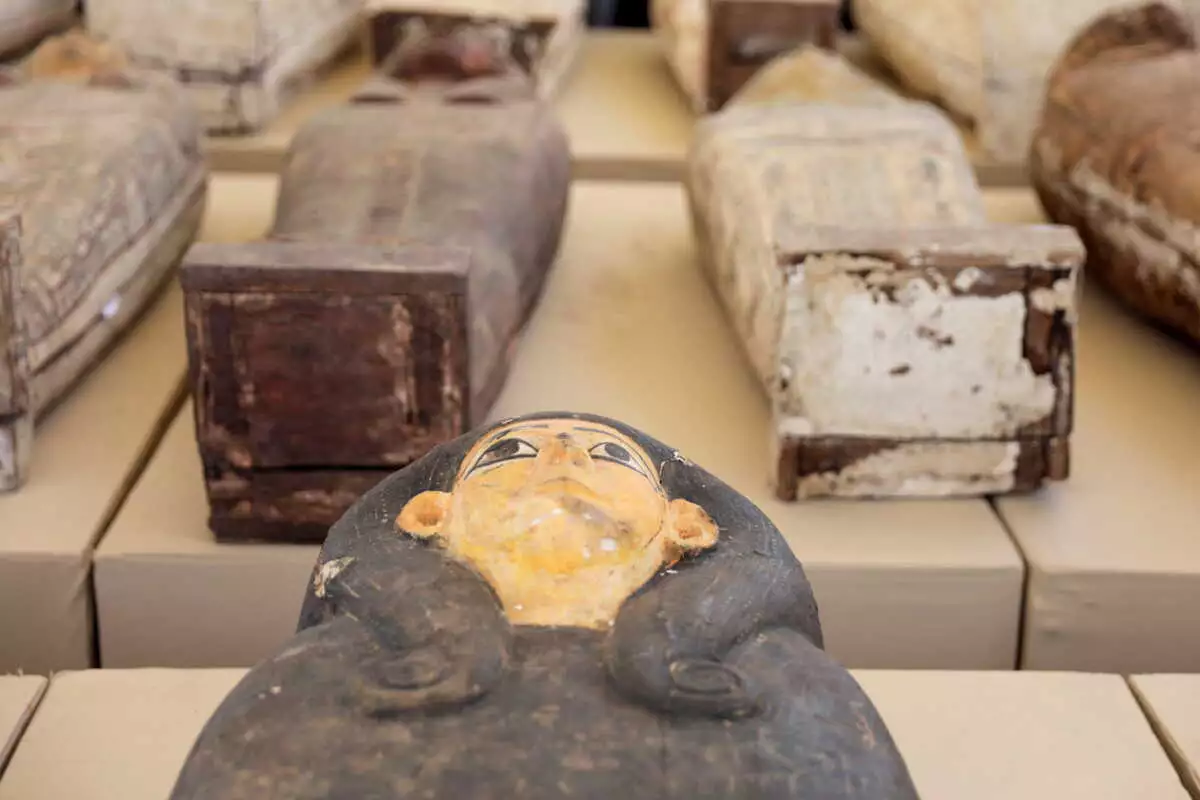 Αίγυπτος: Σπουδαία ανακάλυψη στη Σακάρα – Ήρθαν στο φως εκατοντάδες σαρκοφάγοι και αγάλματα θεών